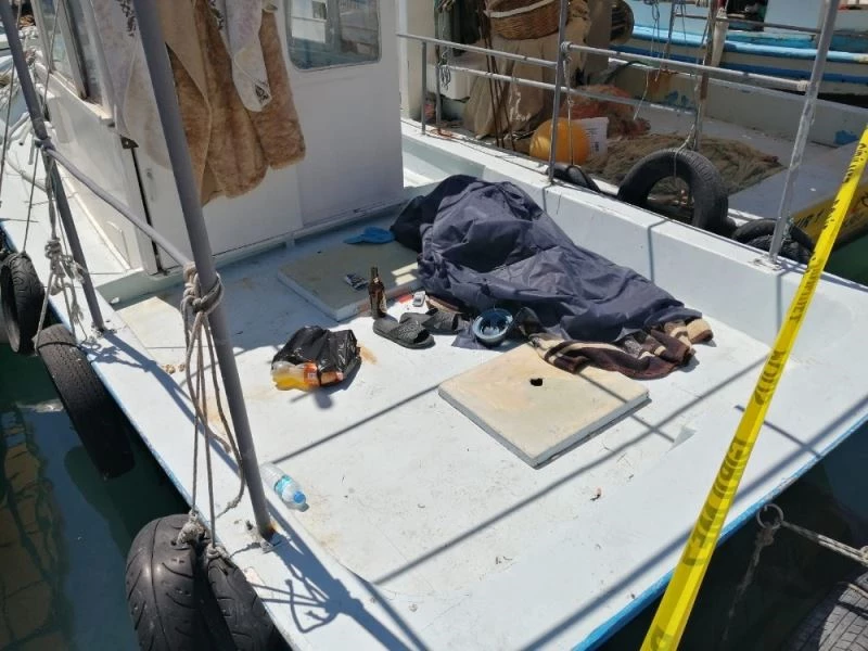 Teknenin içinde ölü bulundu
