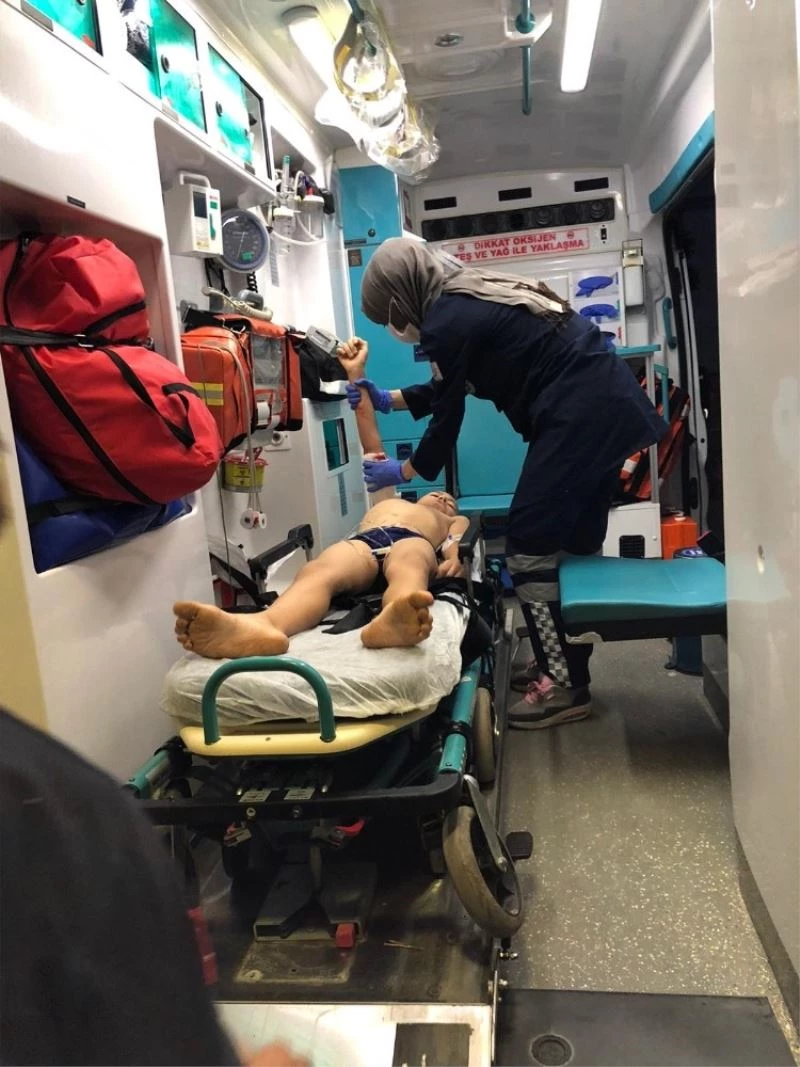 Yüzmek için girdiği suda kolunu metal kesti
