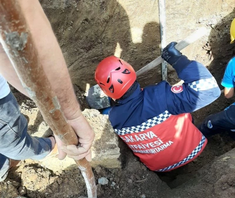 Toprak altında kalan işçi kurtarılarak hastaneye kaldırıldı
