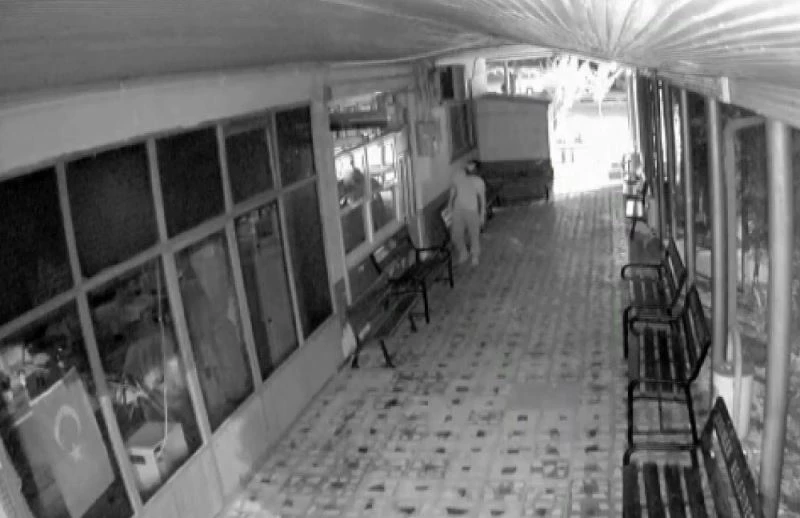 Azılı hırsız kapıdan giremediği iş yerine bacadan girdi
