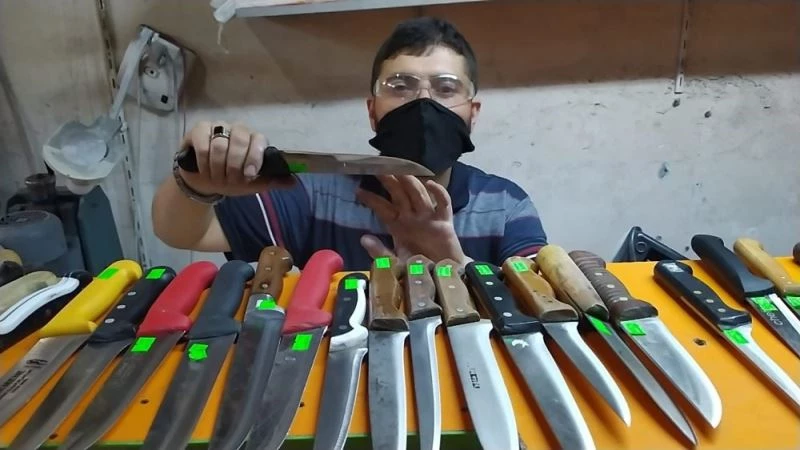 Kurban bıçakları bileniyor

