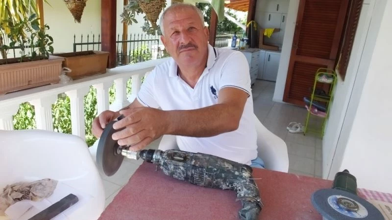 Burhaniye’de bedava bıçak bileme yapıyor
