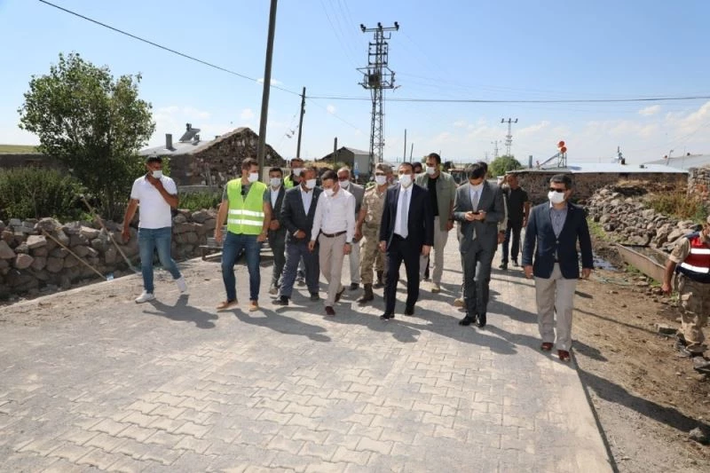 Kars’ta köyiçi yollar kilit parke oluyor
