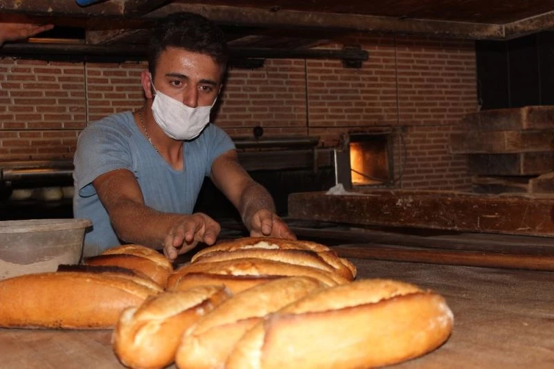 Örnek fırıncılar 300 derece sıcakta bile maske takıyor
