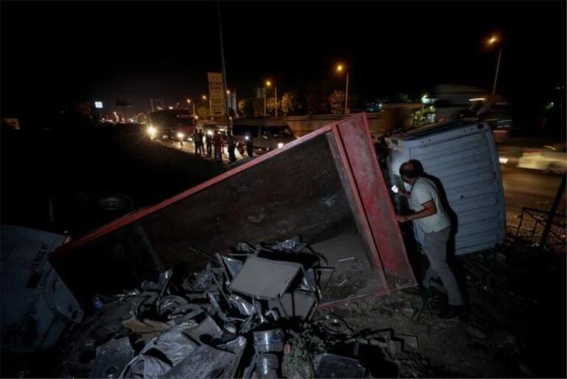 Kamyon tıra arkadan çarpıp bahçe tarlasına uçtular 1’i ağır 1’i hafif yaralı
