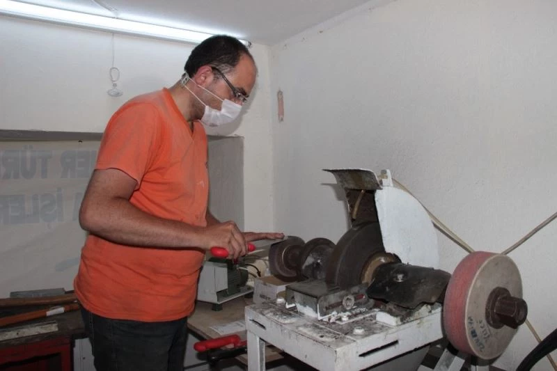 Görme engelli adam 20 yıldır bıçak bileme işi yapıyor

