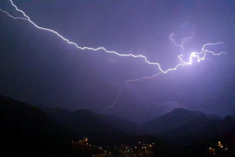Gümüşhane’de şimşekler geceyi gündüze çevirdi
