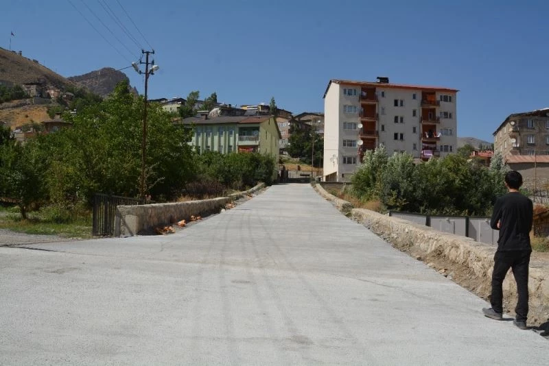 Hakkari’de yüzey sertleştirici yol çalışmaları
