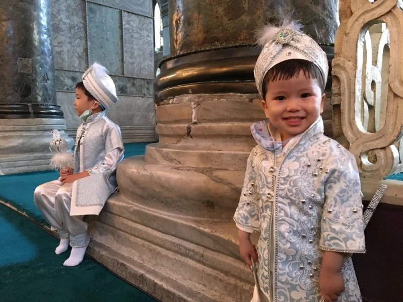 Sünnet olan minikler babalarıyla Ayasofya’yı ziyaret etti
