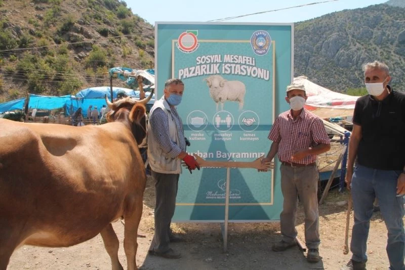 Sosyal mesafeli pazarlık istasyonu
