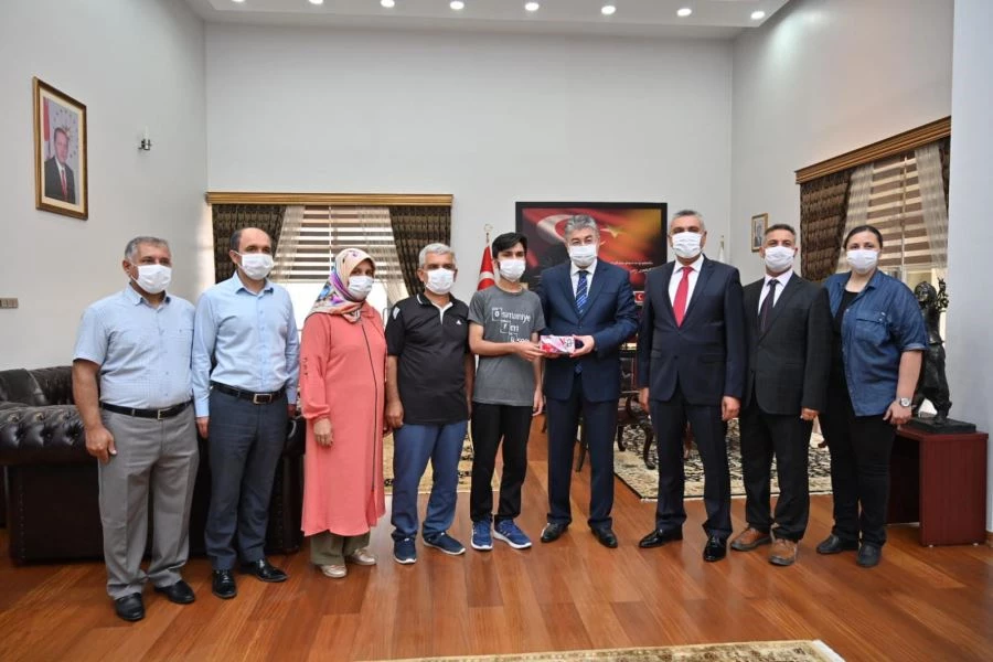 VALİ YILMAZ, EVLEKSİZ