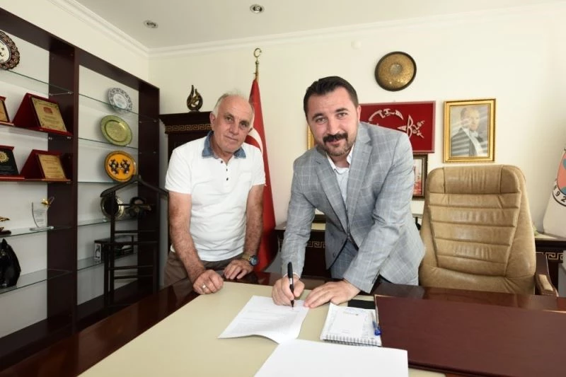 Turhal’a ilki yapılacak olan yarı olimpik kapalı yüzme havuzu projesi imzalandı
