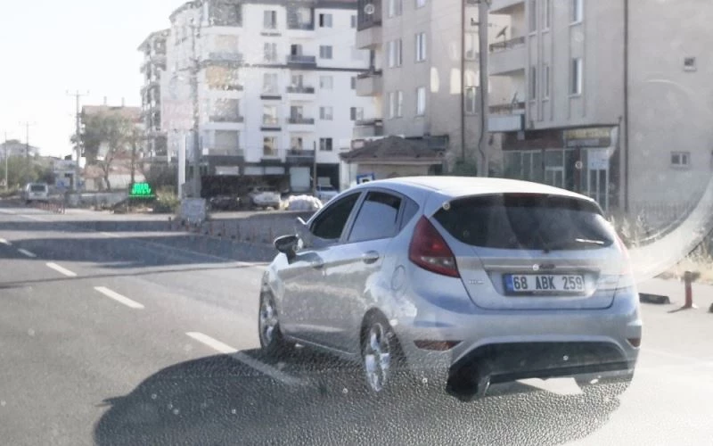 Ayağını camdan çıkarıp otomobil kullanan sürücü ‘pes’ dedirtti
