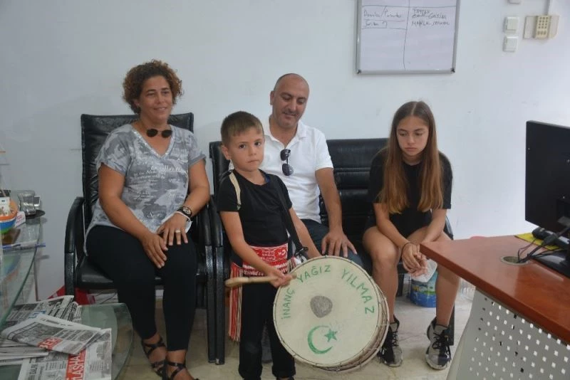 Minik davulcu Yağız görenleri şaşırtıyor
