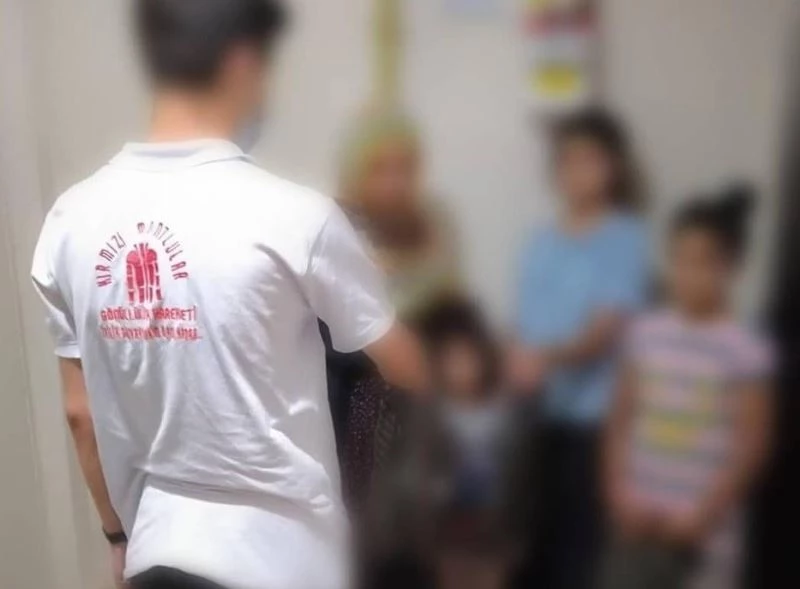 Elazığ’da tuhafiyeciler 150 çocuğu sevindirdi
