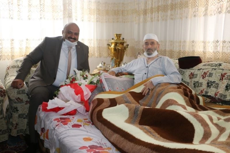 Başkan Orhan’dan Dadaş Necati’ye geçmiş olsun ziyareti
