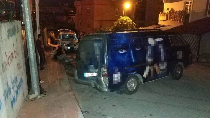 Freni patlayan kamyonet yol kenarında yürüyenlere çarptı: 2 yaralı
