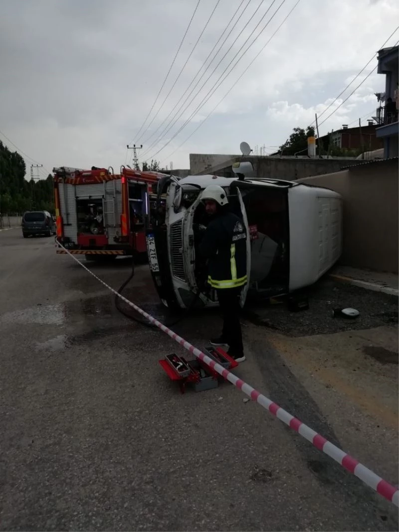 Direksiyon hakimiyeti kaybedilen kamyonet takla attı

