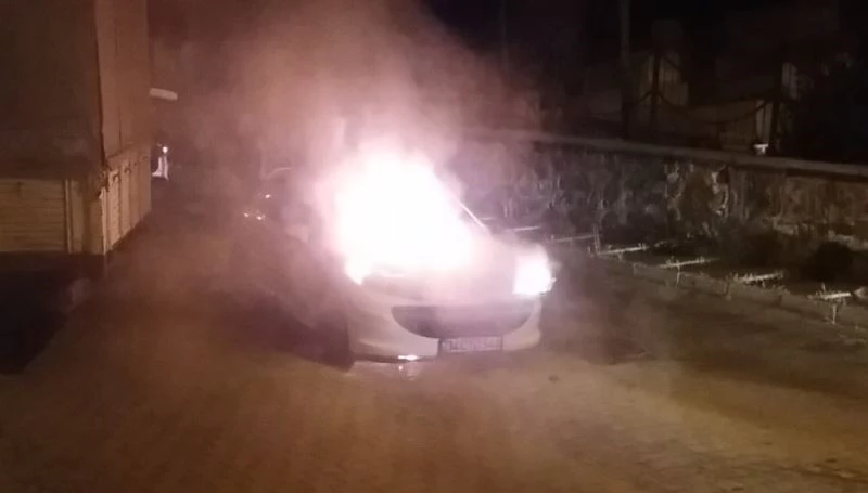 Yanan aracı vatandaşlar kovayla su taşıyıp hortumla su sıkarak söndürdü
