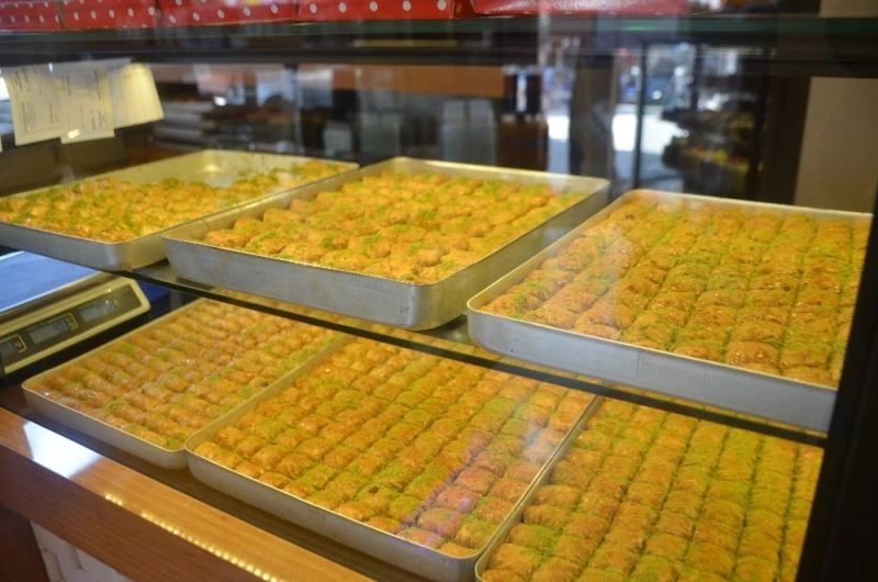 Baklava ve bayram şekerleri satıcıları geçtiğimiz yılları arıyor
