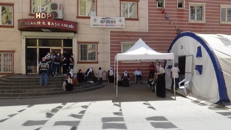 HDP önündeki ailelerin evlat nöbeti 331’inci gününde
