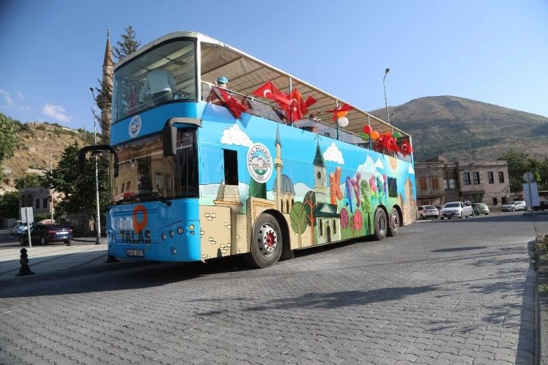 Başkan Yalçın, pandemi döneminde kitap okuyan çocukları üstü açık otobüsle gezdirdi
