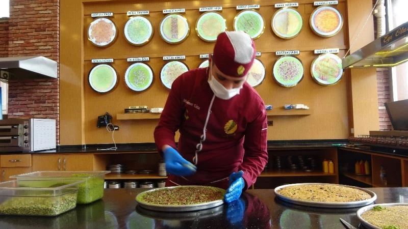 Muş’ta usta ellerde şekillenen tatlılar bayram sofralarını süsleyecek
