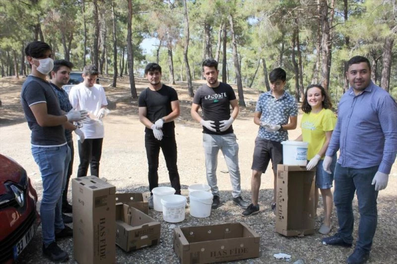 Mersinli gençler, mesire alanlarından bir saatte 1,5 ton çöp topladı