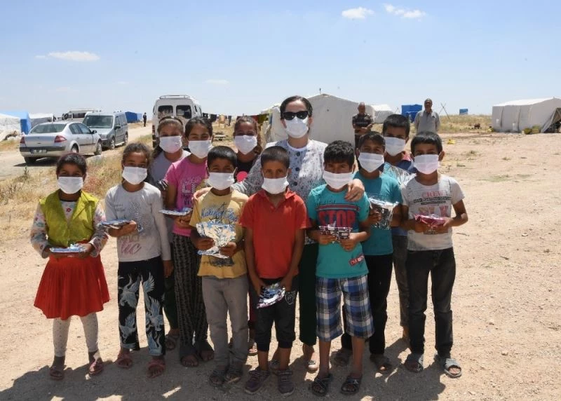 Vali Kocabıyık mevsimlik tarım işçilerini ziyaret etti
