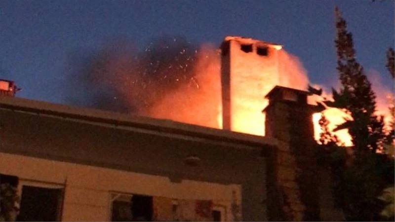 Barbekü kıvılcımı çatıyı yaktı
