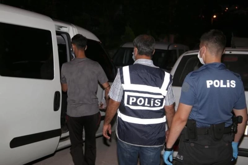 Kocaeli’de çeşitli suçlardan aranan 26 kişi yakandı
