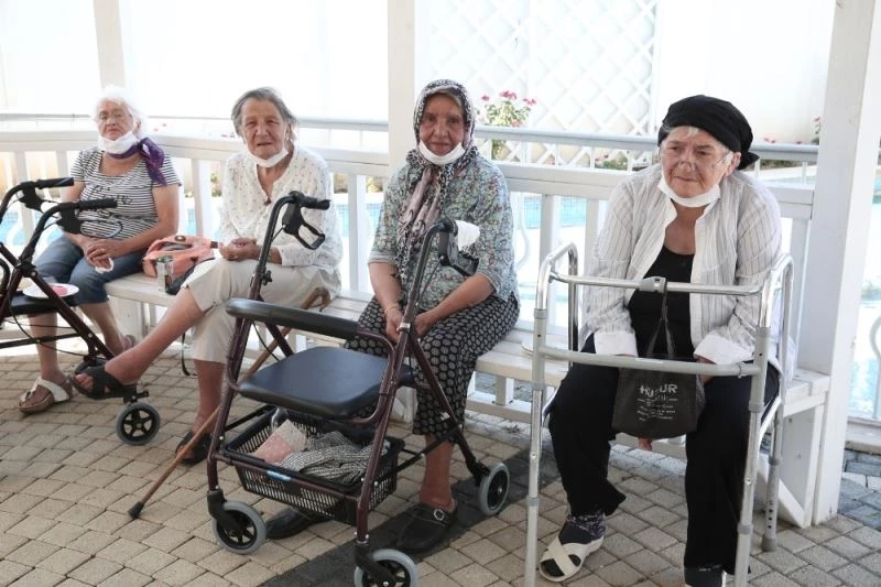 Huzurevinde bayram neşesi
