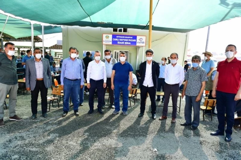 Başkan Çınar, canlı hayvan pazarını ziyaret ederek yetiştiricilerin taleplerini dinledi
