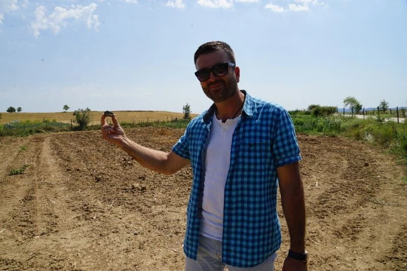 Sarımsak hasadı yaparken tarlasında gök taşı bulduğunu iddia etti
