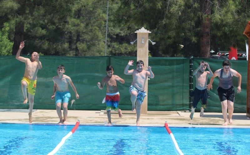 Çiftçi çocukları ilk kez havuzla buluştu
