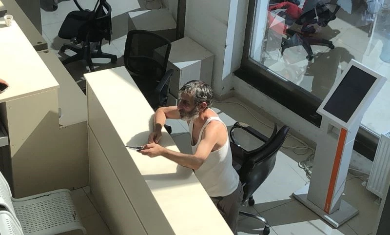 (Özel) Hapisten yeni çıkan şahıs bıçakla sosyal yardımlaşma vakfını bastı
