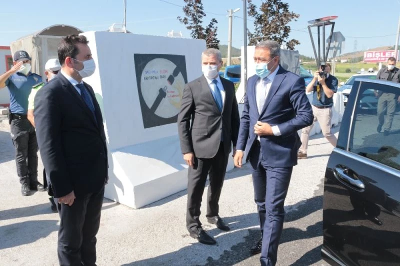 Vali’den büyüklere çikolata, küçüklere düdük
