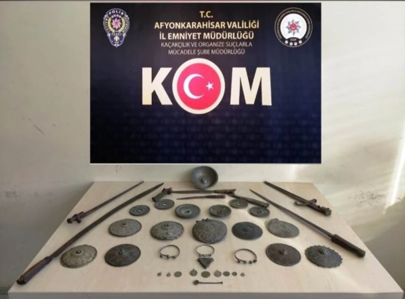 Ellerindeki tarihi eserleri satmaya çalışırken yakalandılar
