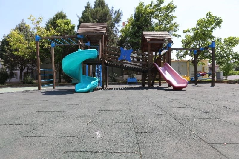 Efeler Belediyesi parkları kauçuk zeminle kapladı
