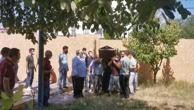 Balkondan düşerek ölen 3 yaşındaki Esila’nın cenazesi toprağa verildi
