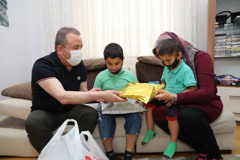 Halk Süt projesi başladı, ilk süt paketini Başkan Böcek teslim etti
