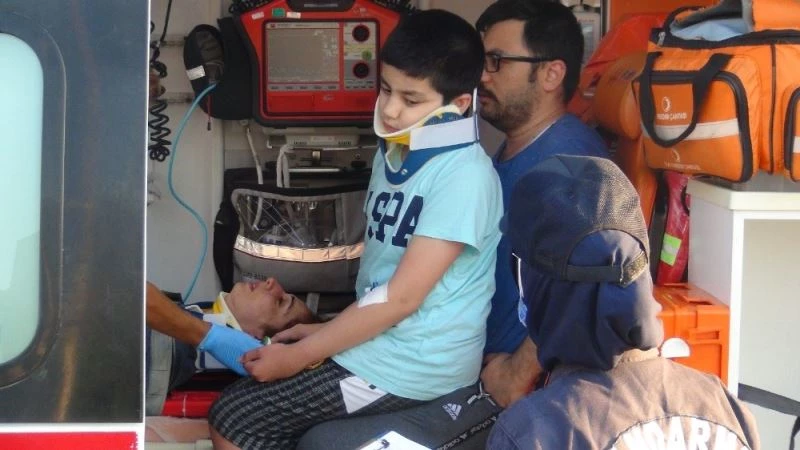 Kırmızı ışıktaki bekleyen araca arkadan çarptı: 5 yaralı
