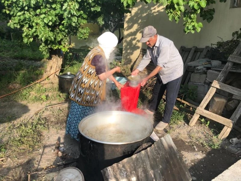 Cumhurbaşkanı Erdoğan ‘her sabah içiyorum’ deyince, dut pekmezi taleplerine yetişemez oldular
