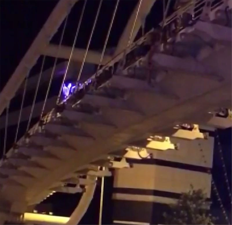 Akan trafikte kendini üst geçitten aşağıya attı
