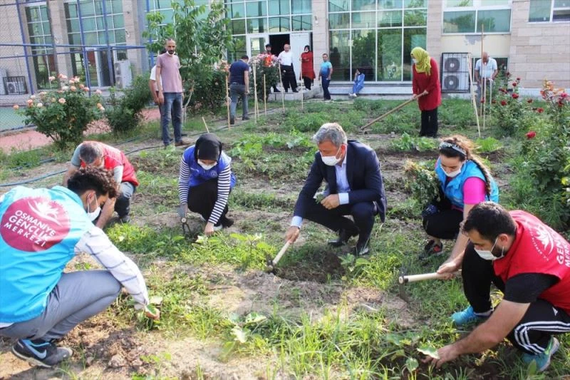 Gençlerin yetiştirdiği meyve ve sebzeler ihtiyaç sahiplerini sevindiriyor