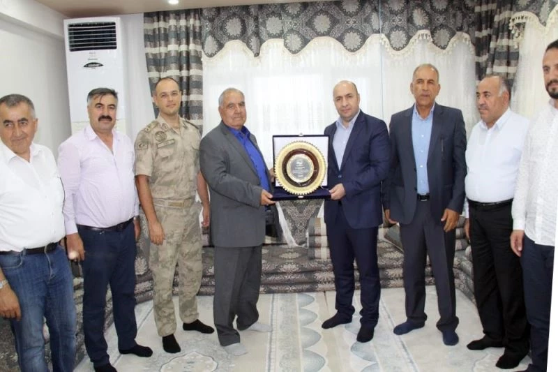 4 eşi, 56 çocuğu ve 300’den fazla torunu olan Hamo Ağa’ya ’Barış Elçisi’ plaketi
