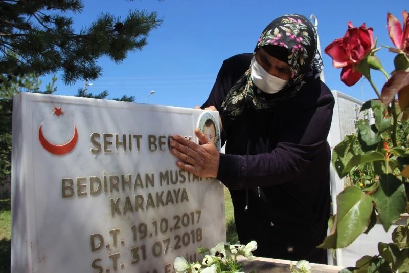 Şehit Bedirhan bebek ve annesi mezarı başında anıldı
