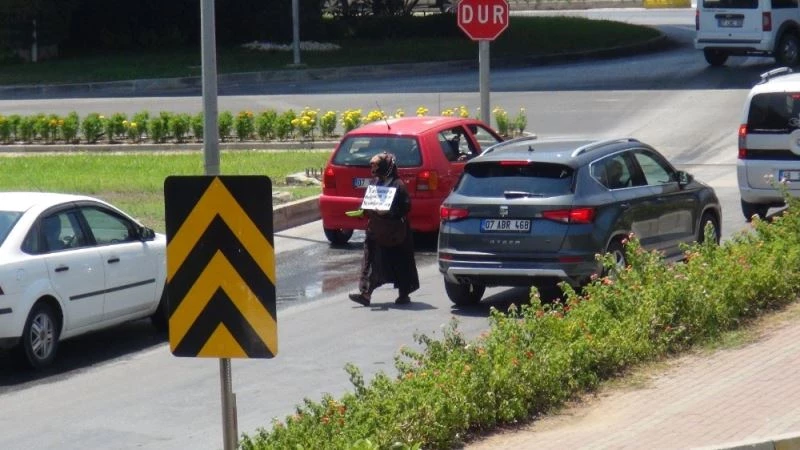 Dilenci kadın hırsını gazeteciden çıkarmaya çalıştı
