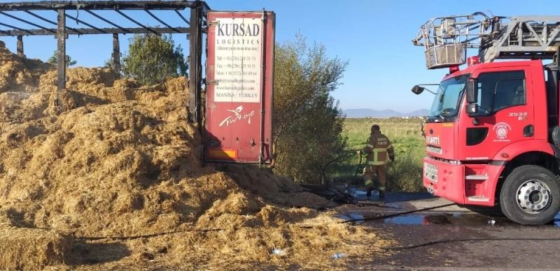 Seyir halindeki tırda samanlar tutuştu
