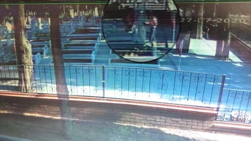 Çocuklar şehitlikteki bayrakları çaldı
